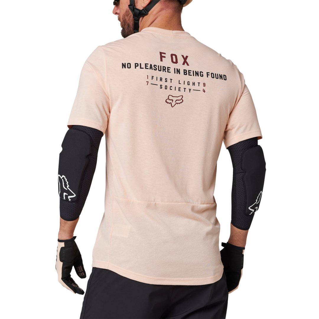 Rider wearing the FOX Ranger SS DR® Jersey in light pink