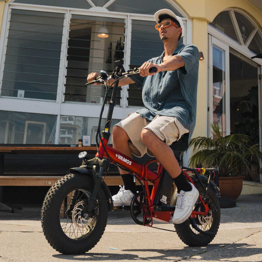 Rider cruising on the VAMOS El Doblez through a sandy off-road trail.